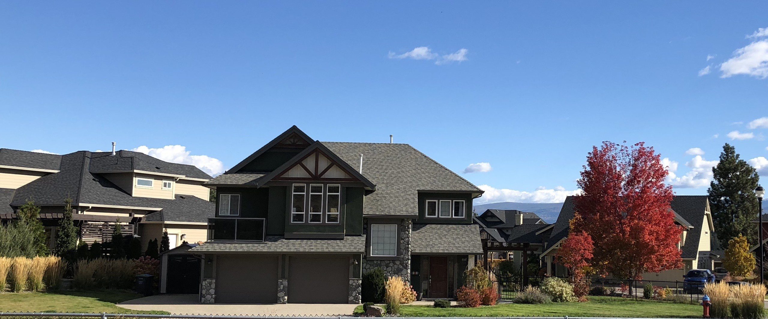 Modern House in West Kelowna with Vineyard Views - Image 2