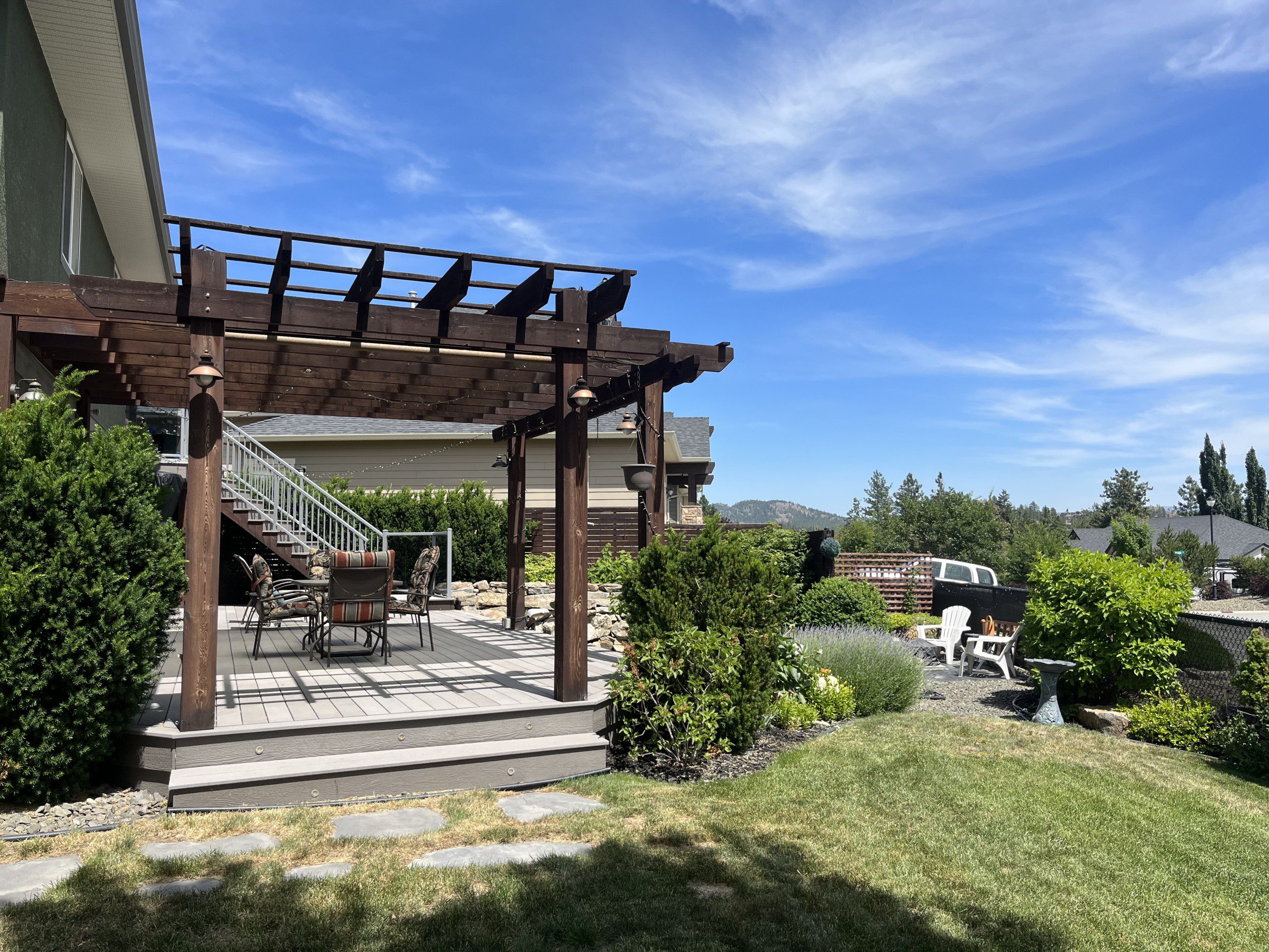 Modern House in West Kelowna with Vineyard Views - Image 15