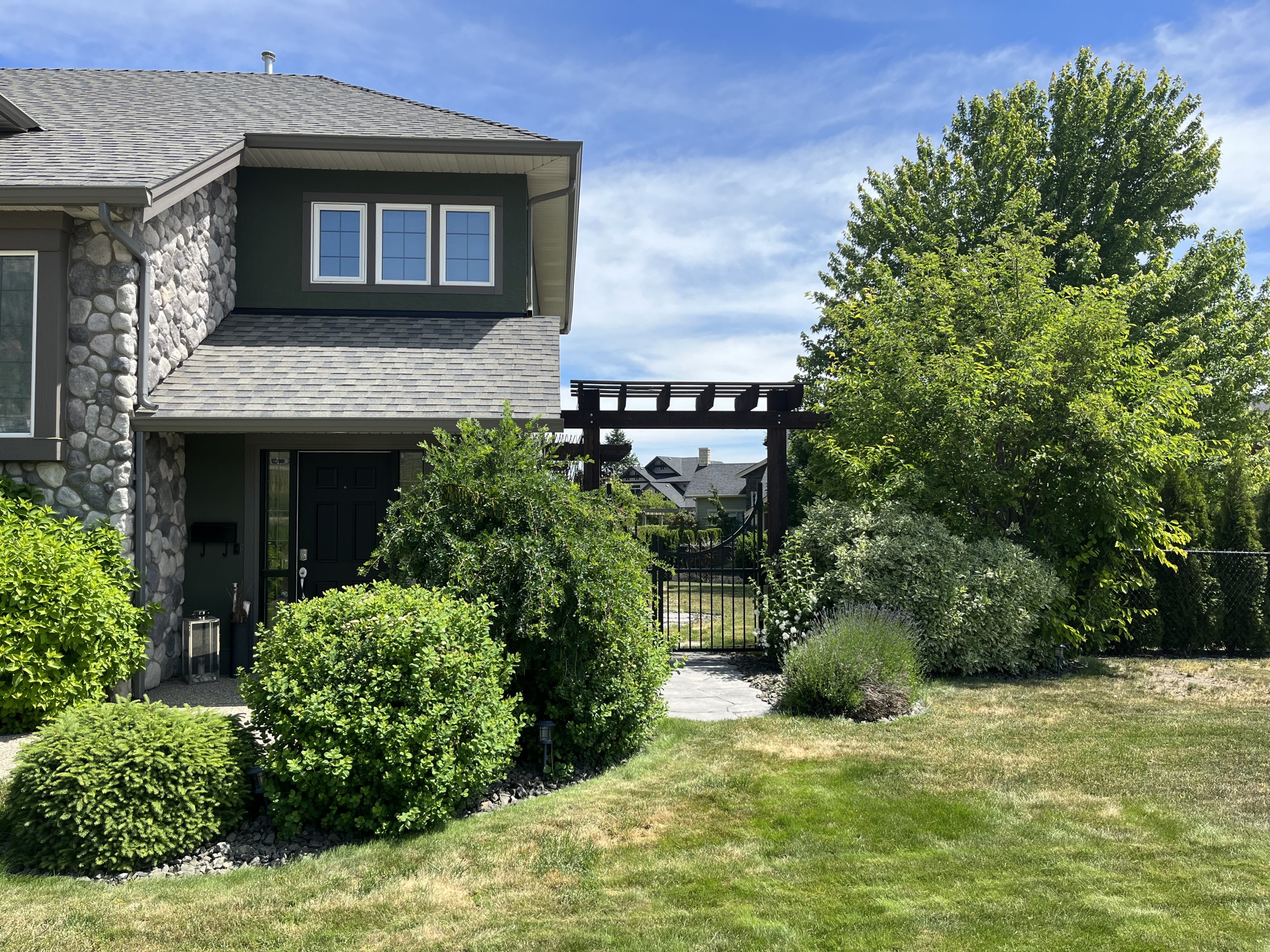 Modern House in West Kelowna with Vineyard Views - Image 16