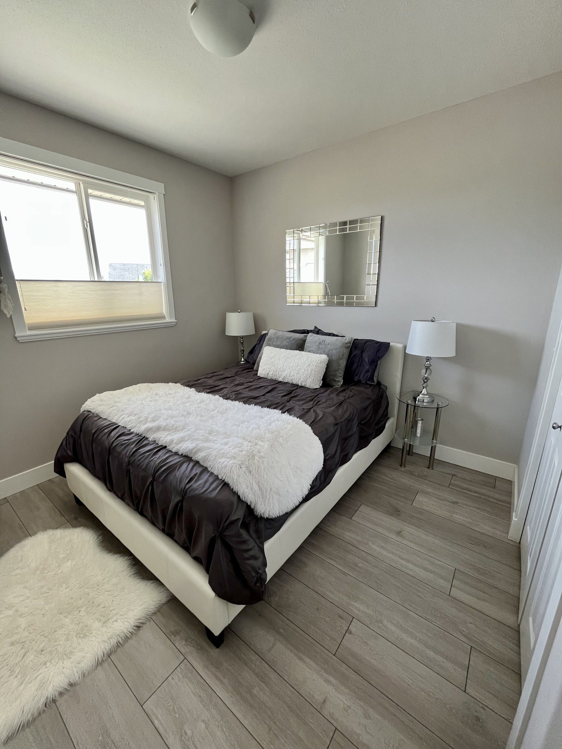 Modern House in West Kelowna with Vineyard Views - Image 9