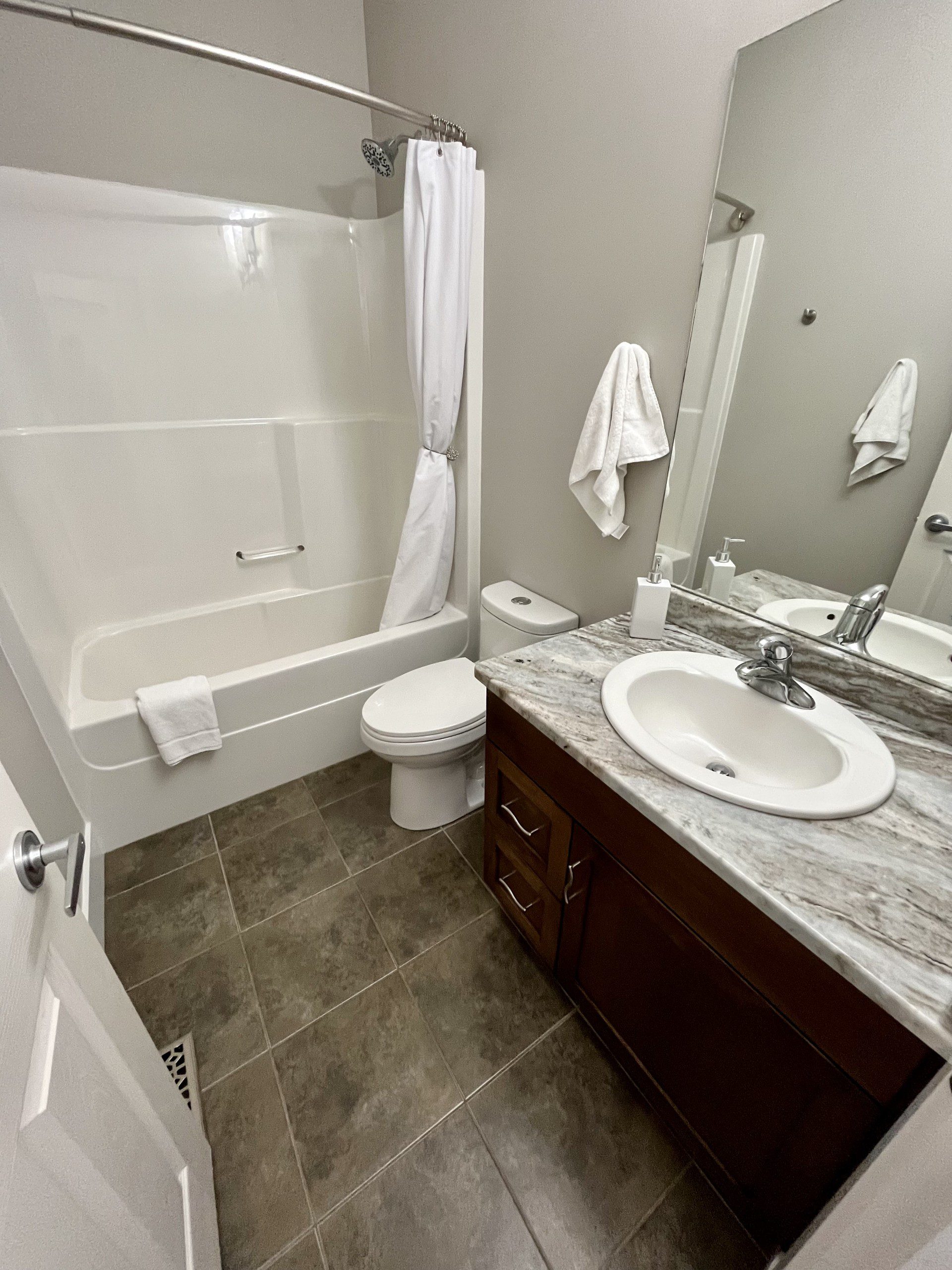 Modern House in West Kelowna with Vineyard Views - Image 8