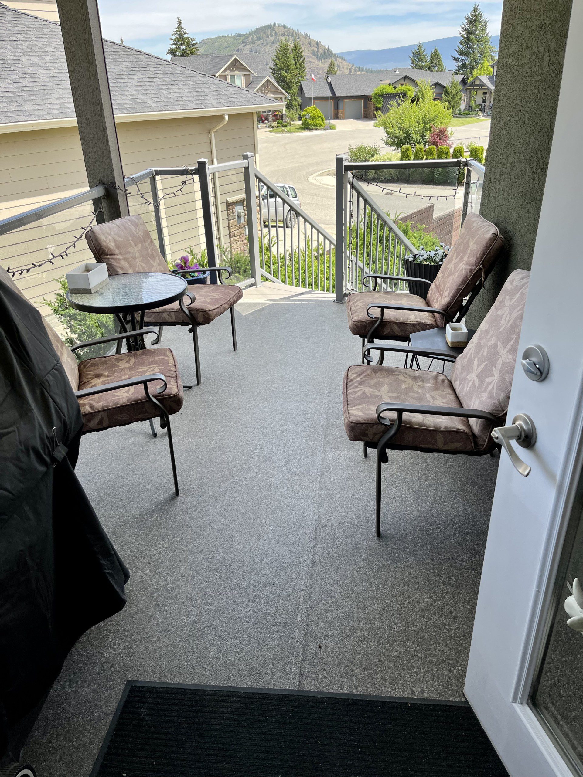 Modern House in West Kelowna with Vineyard Views - Image 7