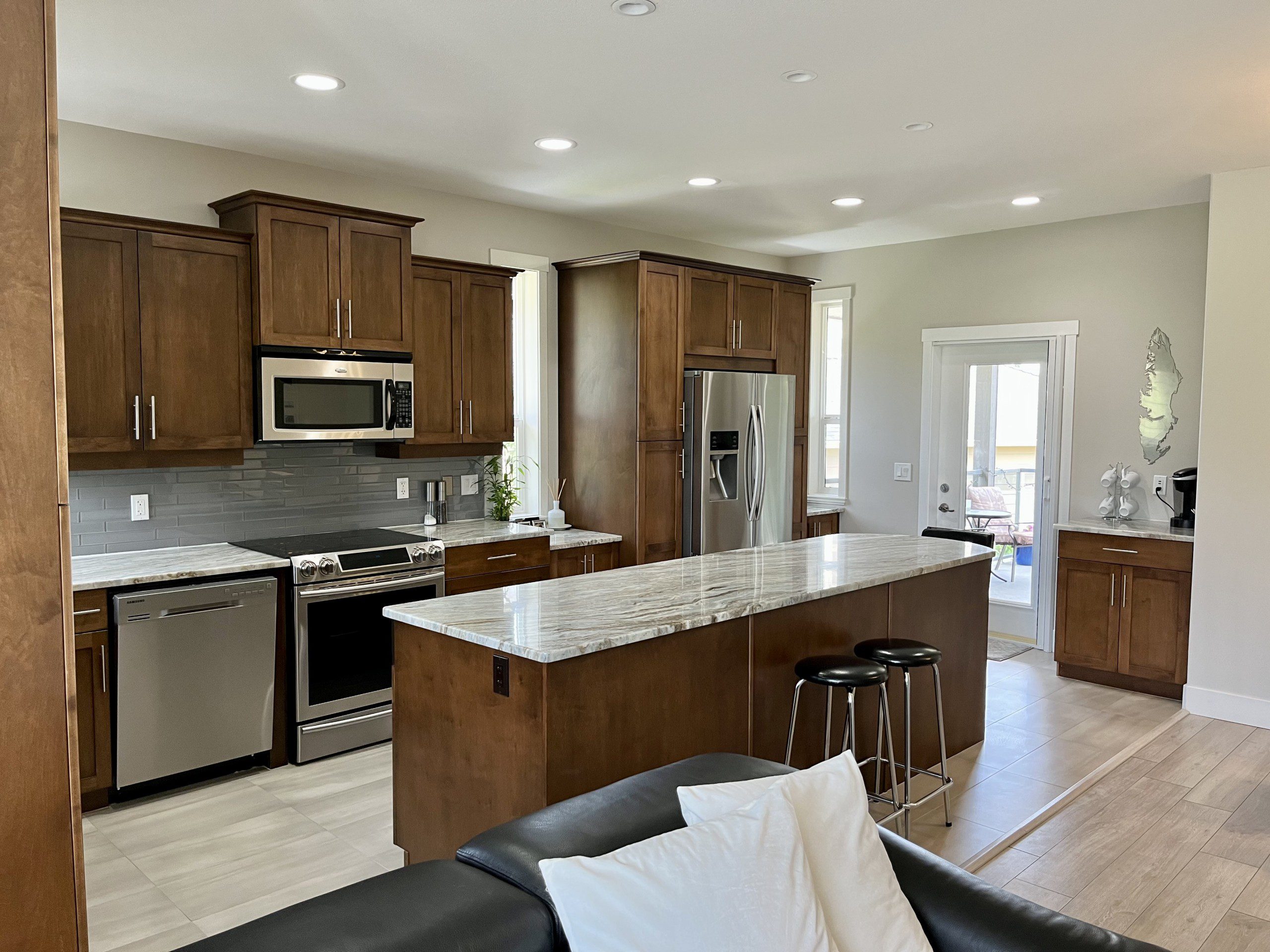 Modern House in West Kelowna with Vineyard Views - Image 3