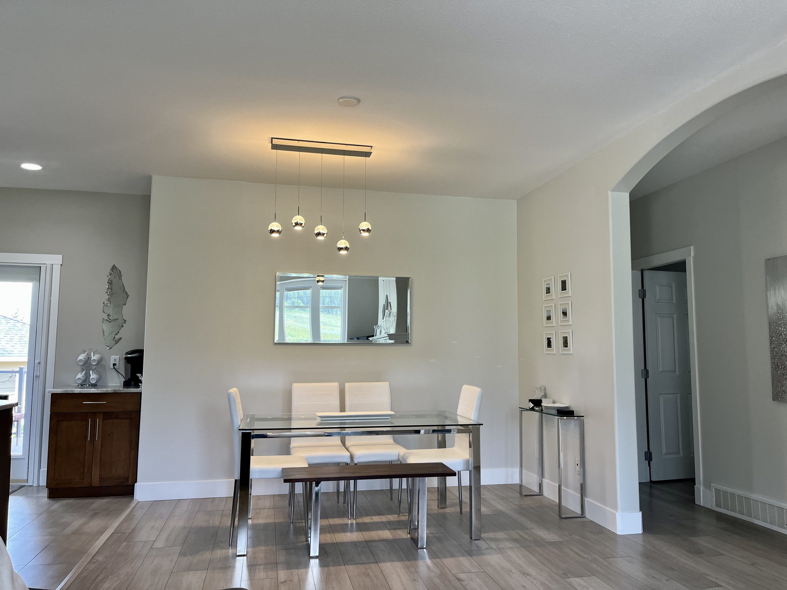 Modern House in West Kelowna with Vineyard Views - Image 4