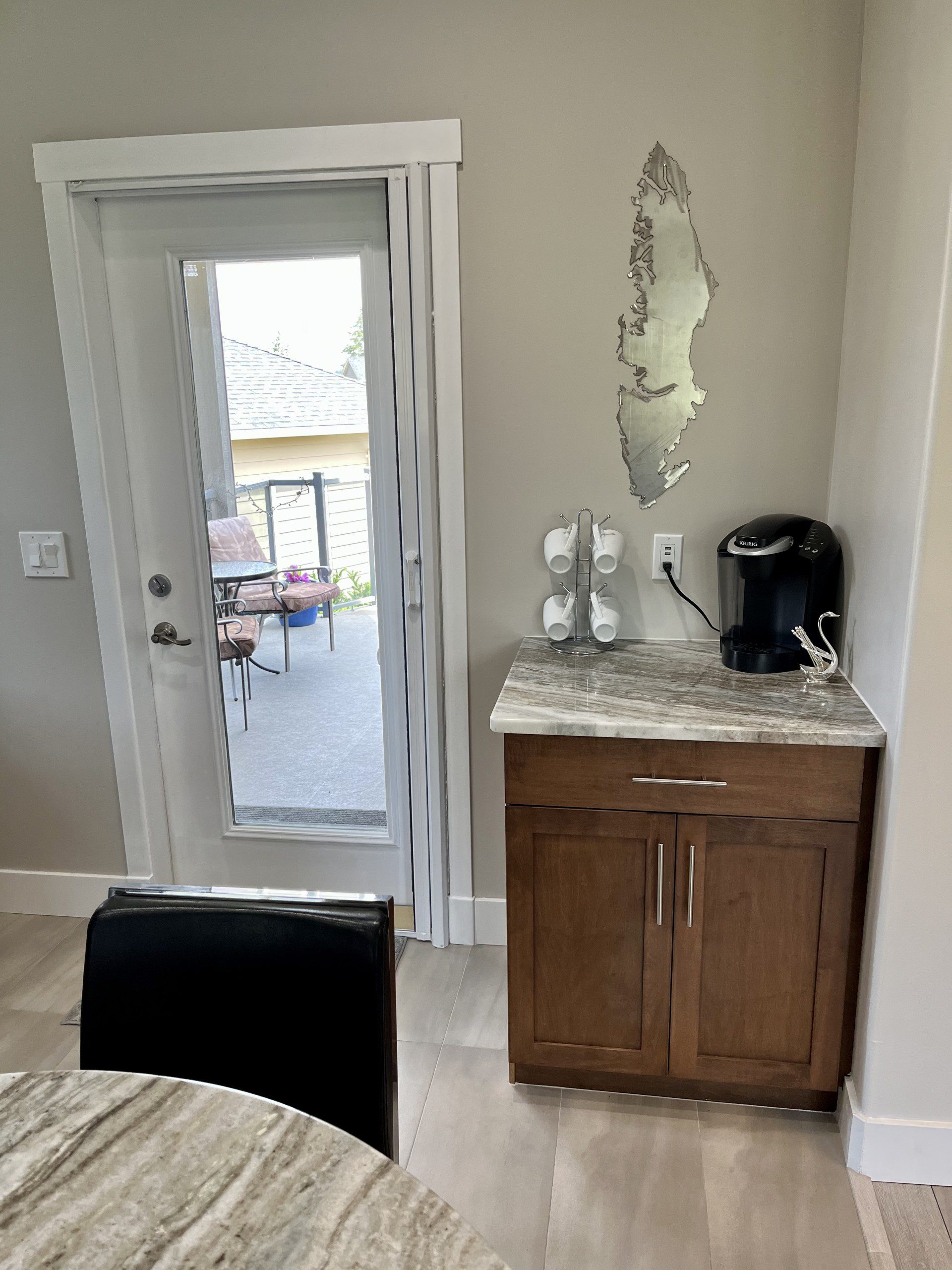 Modern House in West Kelowna with Vineyard Views - Image 5