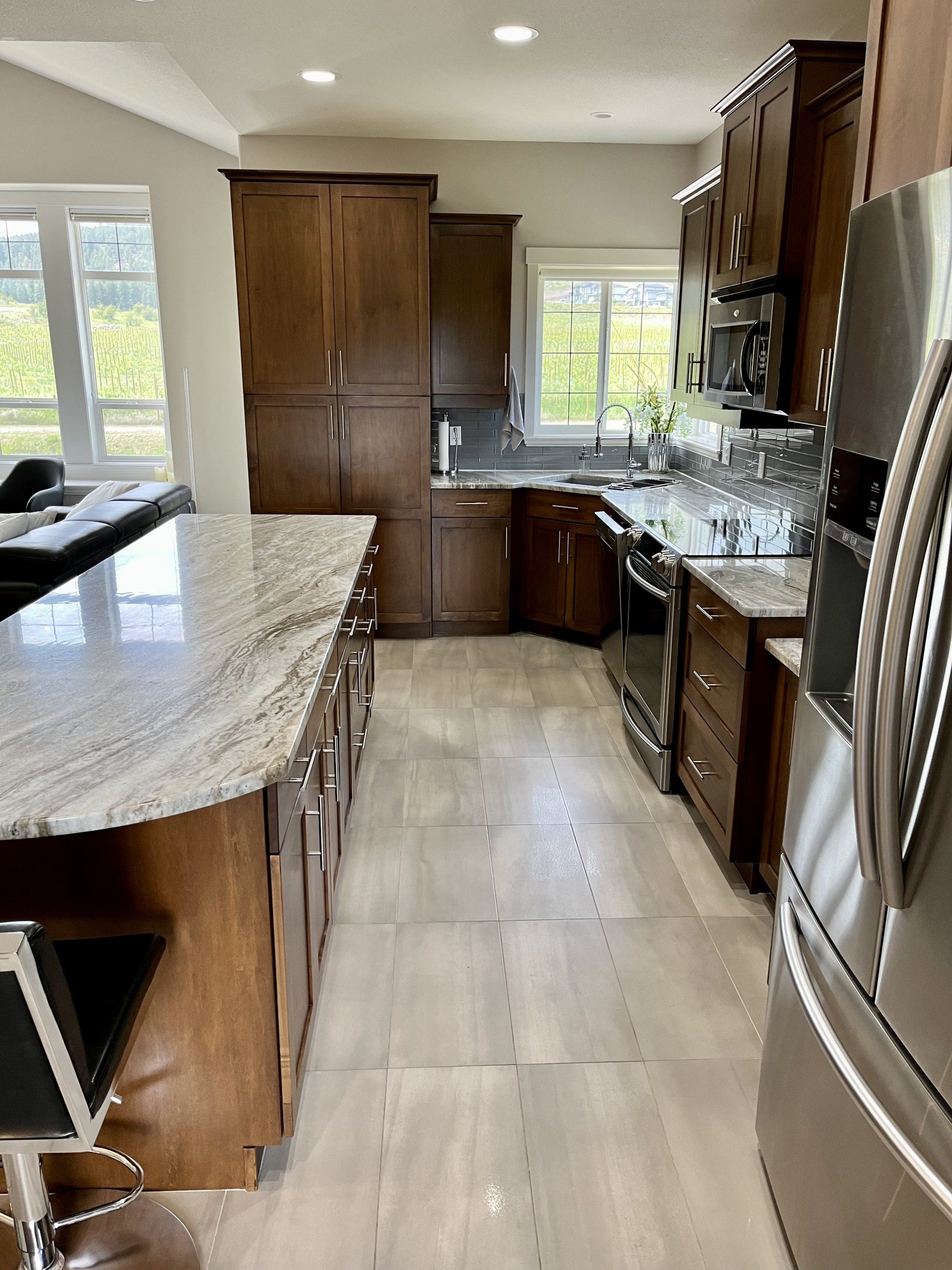 Modern House in West Kelowna with Vineyard Views - Image 6