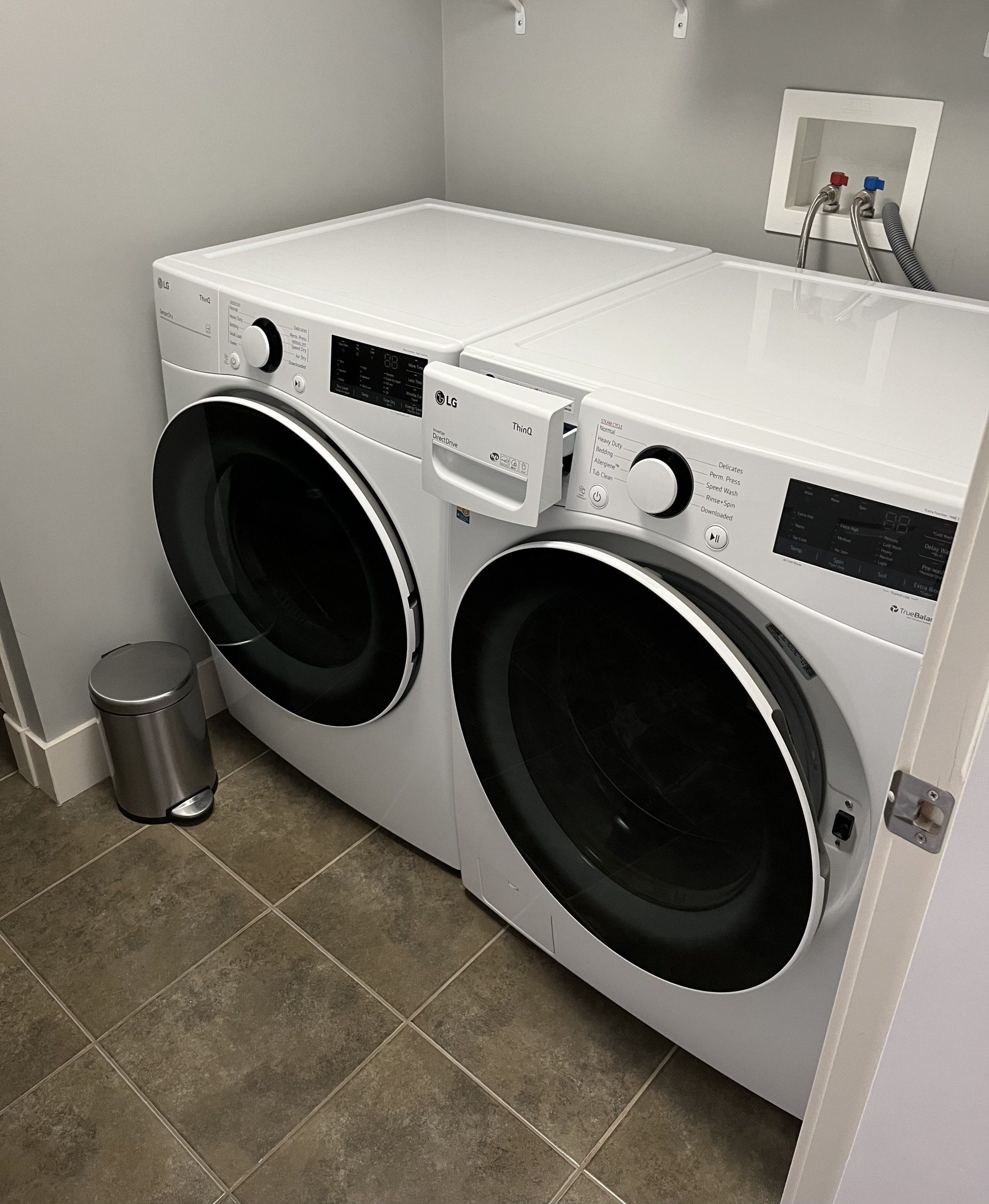 Modern House in West Kelowna with Vineyard Views - Image 13