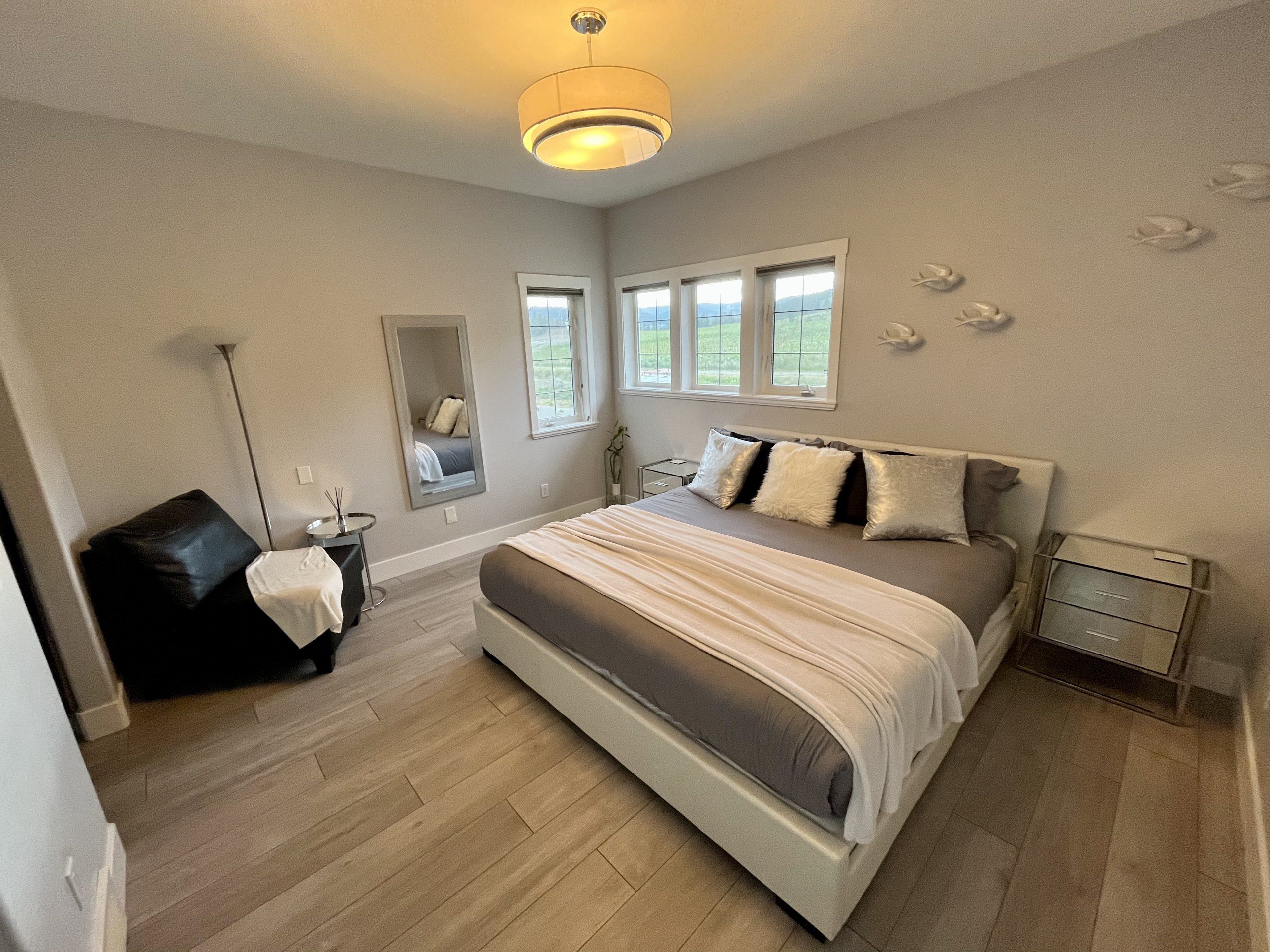 Modern House in West Kelowna with Vineyard Views - Image 17