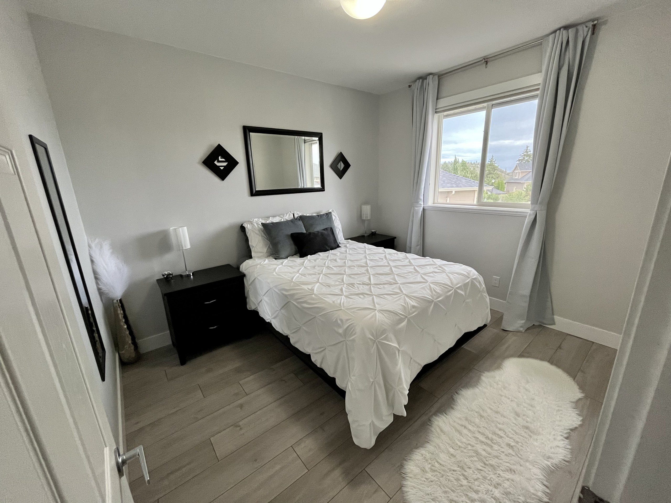 Modern House in West Kelowna with Vineyard Views - Image 18