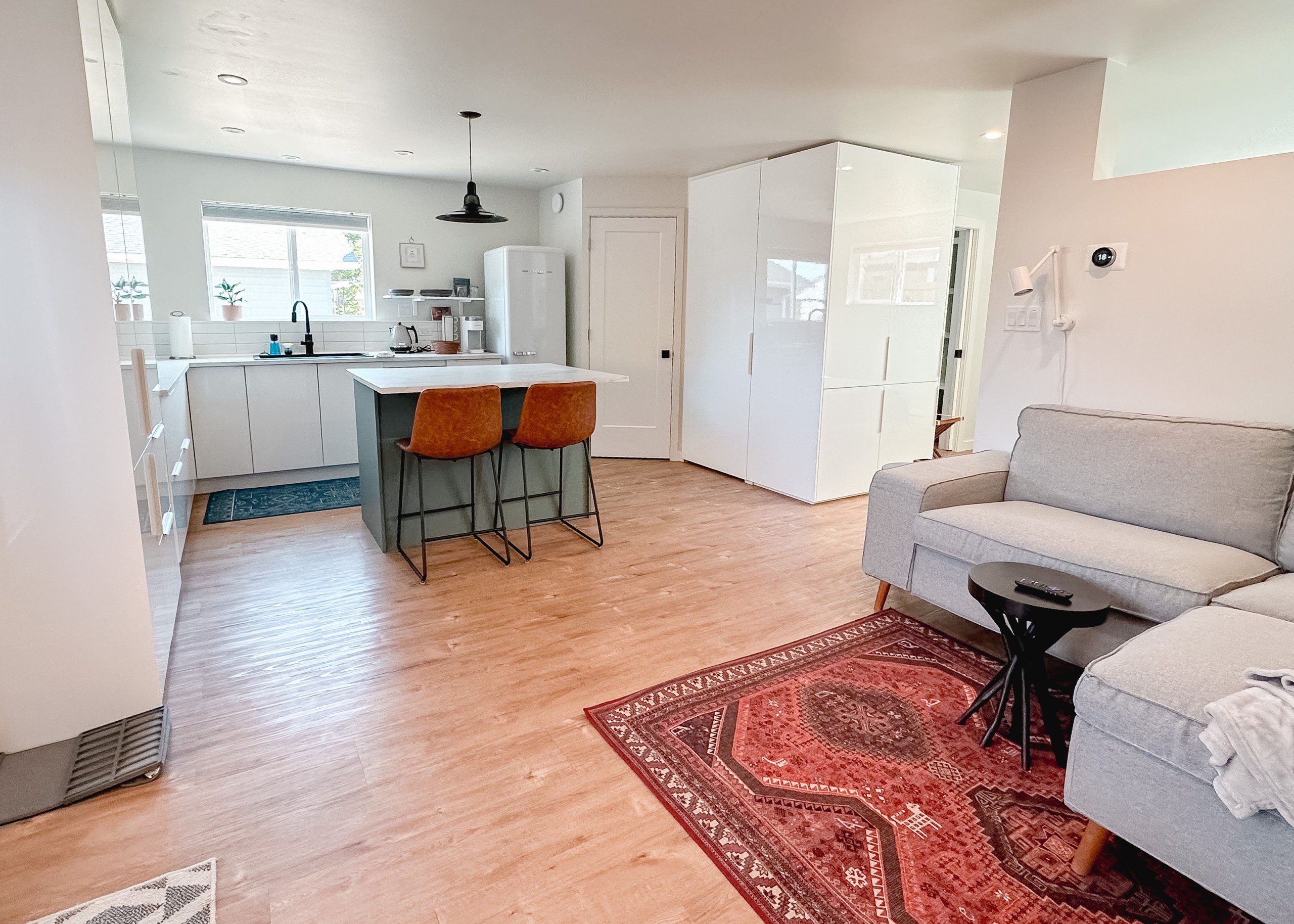 The Studio - great location, private, and modern